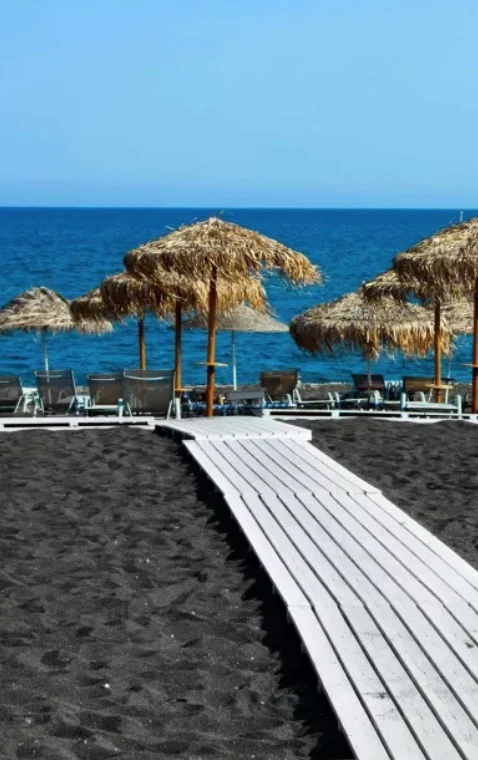 Plaja neagră din Santorini