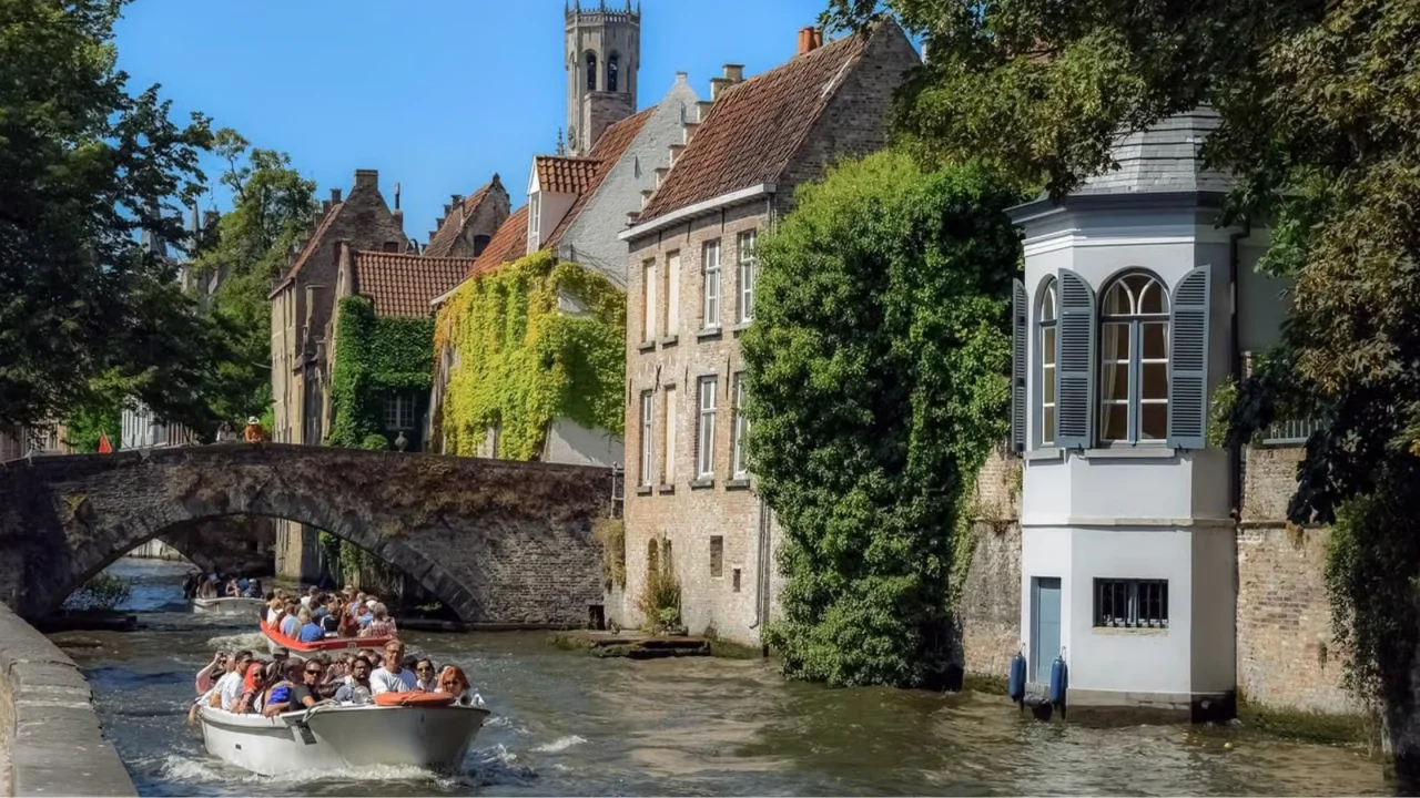 Turul orasului la pas si cu barca