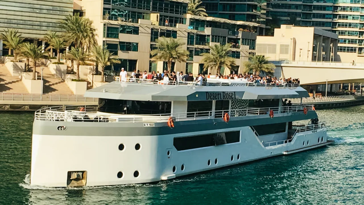 Croaziera cu mega yacht, party, băuturi și  grătar