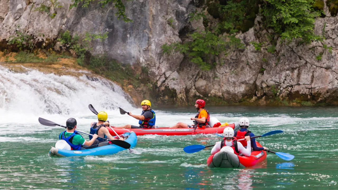Excursie cu caiacul la cascada Mrežnica