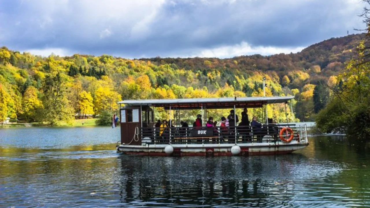 Tur ghidat in parcul Plitvice și plimbare cu barca